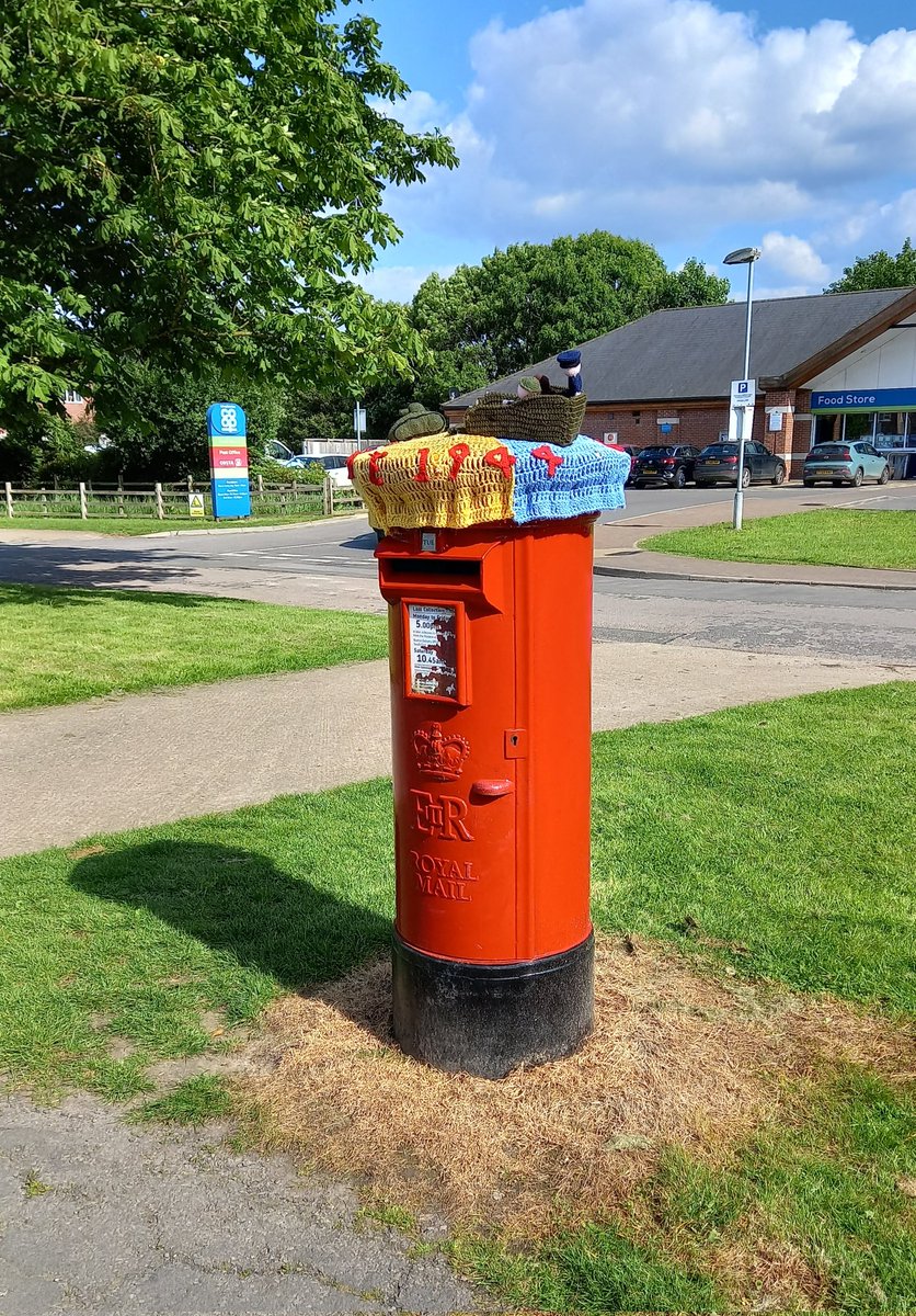 HipsDontWork's tweet photo. So I had to go to Old Leake today for an ECG. On way to get my bus back saw this wonderful D-Day post box topper opposite the Coop (and opposite bus stop).
#PostBoxToppers ๐ฎ #yarn #yarnbombing #OldLeake
@letterappsoc @Kathryn11Baird https://t.co/36UNH6l3Fg