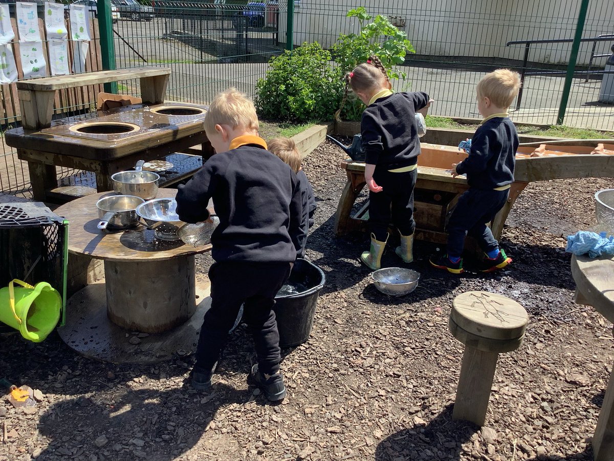 StoneyburnPS's tweet photo. Several of our ELC members were demonstrating responsibility this afternoon helping to wash our mud kitchen and resources # team work is dream work @WL_UNCRC @WL_Equity @wlelc https://t.co/poAmpzpxS0