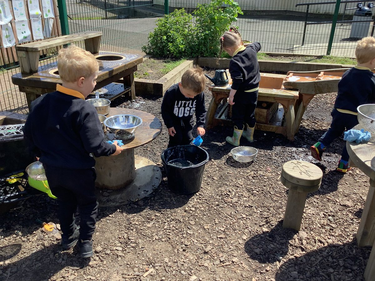 StoneyburnPS's tweet photo. Several of our ELC members were demonstrating responsibility this afternoon helping to wash our mud kitchen and resources # team work is dream work @WL_UNCRC @WL_Equity @wlelc https://t.co/poAmpzpxS0