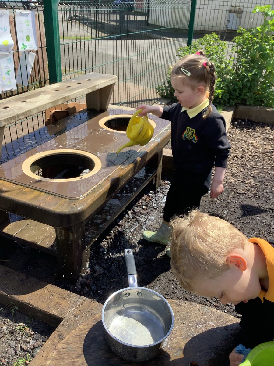 StoneyburnPS's tweet photo. Several of our ELC members were demonstrating responsibility this afternoon helping to wash our mud kitchen and resources # team work is dream work @WL_UNCRC @WL_Equity @wlelc https://t.co/poAmpzpxS0