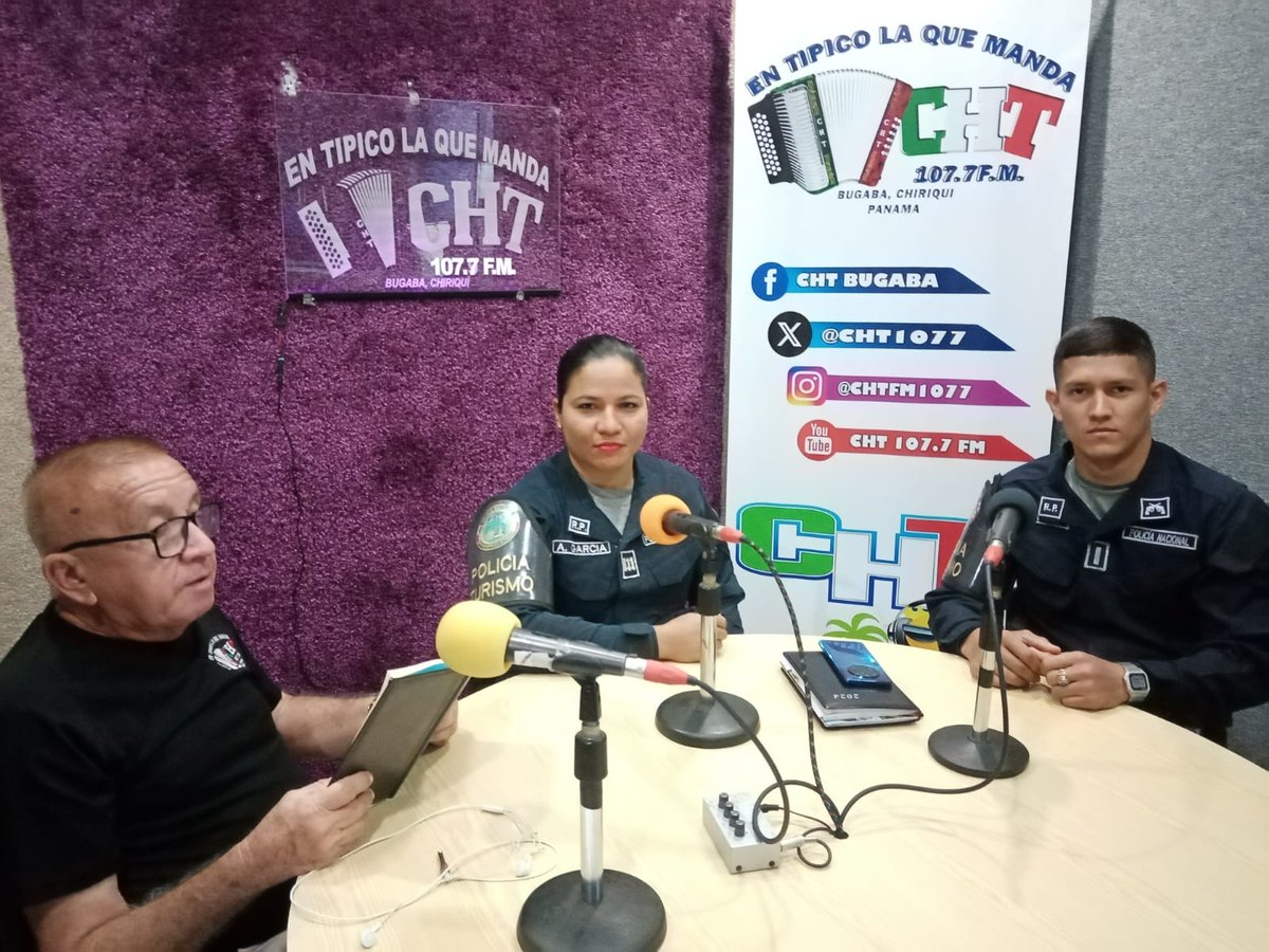 policiadepanama's tweet photo. #Chiriquí | La Capitana Alba García y el Subteniente Mac Gaitán de la #DINAPART brindaron información y recomendaciones a los radioescuchas de la Emisora CHT en Concepción de Bugaba. #CuidemosNuestroAmbiente https://t.co/bxGAUyLtb1