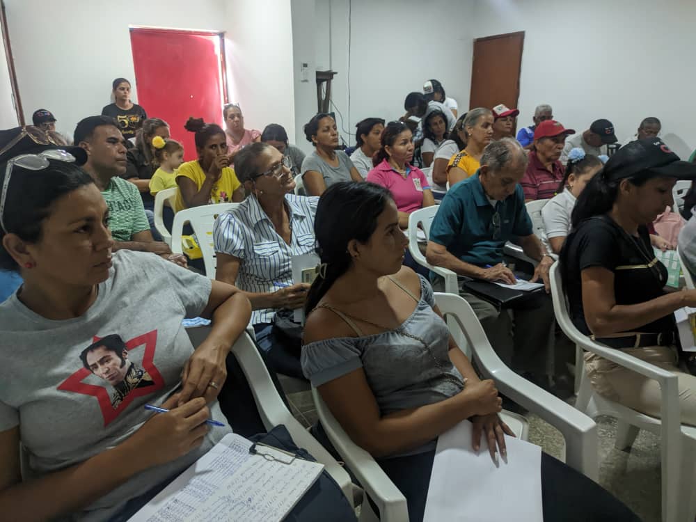 #NuevaEsparta Lideresas y líderes de los CLAP 📦 participan en la II Fase de Formación orientado por nuestro presidente <a href="/NicolasMaduro/">Nicolás Maduro</a> y nuestro ministro <a href="/MinAlimenVen/">minalimentacion_ve</a> <a href="/LealTelleria/">M/G Carlos Leal Tellería</a> 

<a href="/PartidoPSUV/">PSUV</a>
<a href="/NancyPSives/">Nancy Peñaflor</a>
#PuebloMaduroEnPaz
