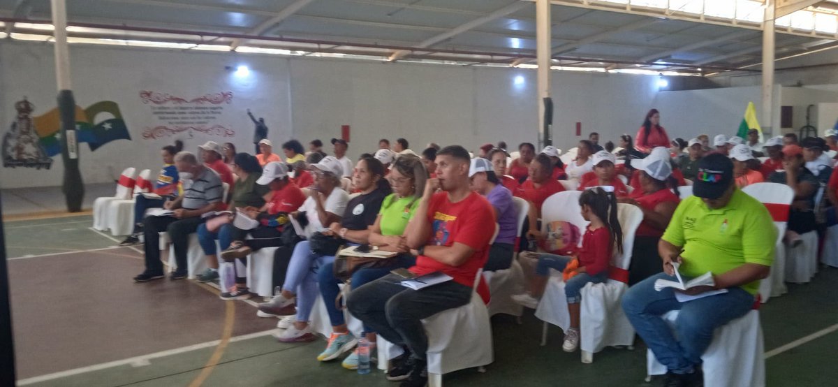 CLAP_NEsparta's tweet photo. #NuevaEsparta Lideresas y líderes de los CLAP 📦 participan en la II Fase de Formación orientado por nuestro presidente @NicolasMaduro y nuestro ministro @MinAlimenVen @LealTelleria 

@PartidoPSUV
@NancyPSives
#PuebloMaduroEnPaz https://t.co/jlGp5UeWGm