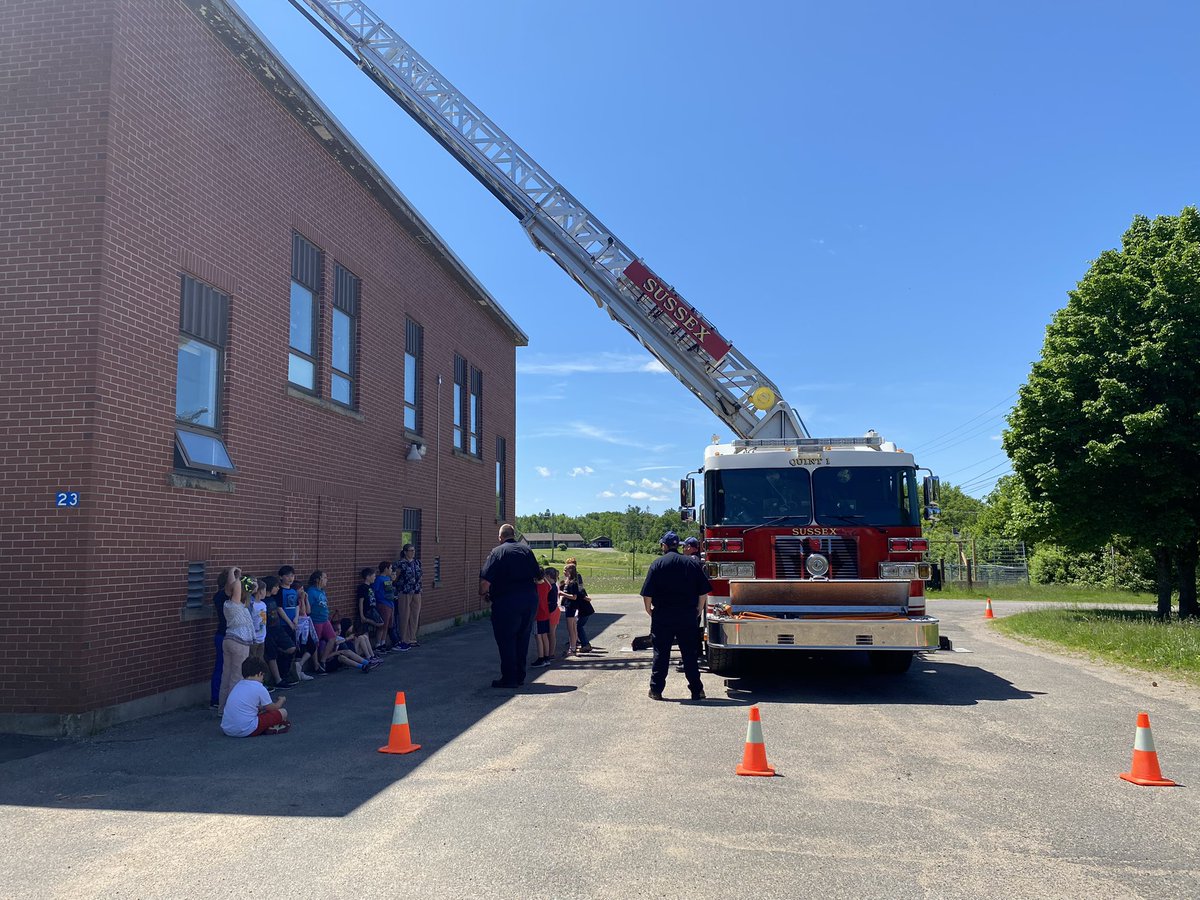 ApohaquiElem's tweet photo. We always love a visit from our Sussex Fire Department! Today our grade 3’s learned how to “Get into the Lane for Fire Safety!” https://t.co/kwjJTCSTvb