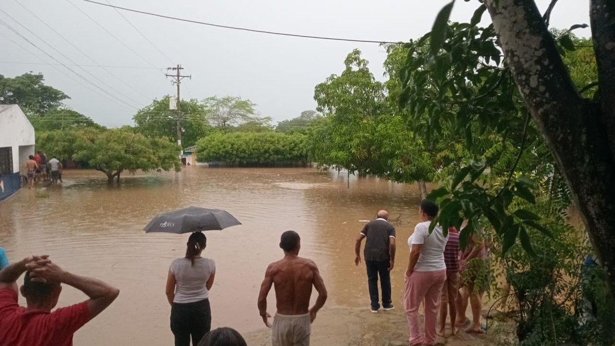 LindaCabarcas1's tweet photo. ¡Urgente! Inundación en Apure, corregimiento de Plato afecta a cientos de familias. Necesitamos ayuda inmediata: donaciones de alimentos, ropa, medicamentos, entre otros elementos. ¡Unidos podemos superar esta crisis! ¡Apure nos necesita! #SOSApure https://t.co/lzroa5IP2T