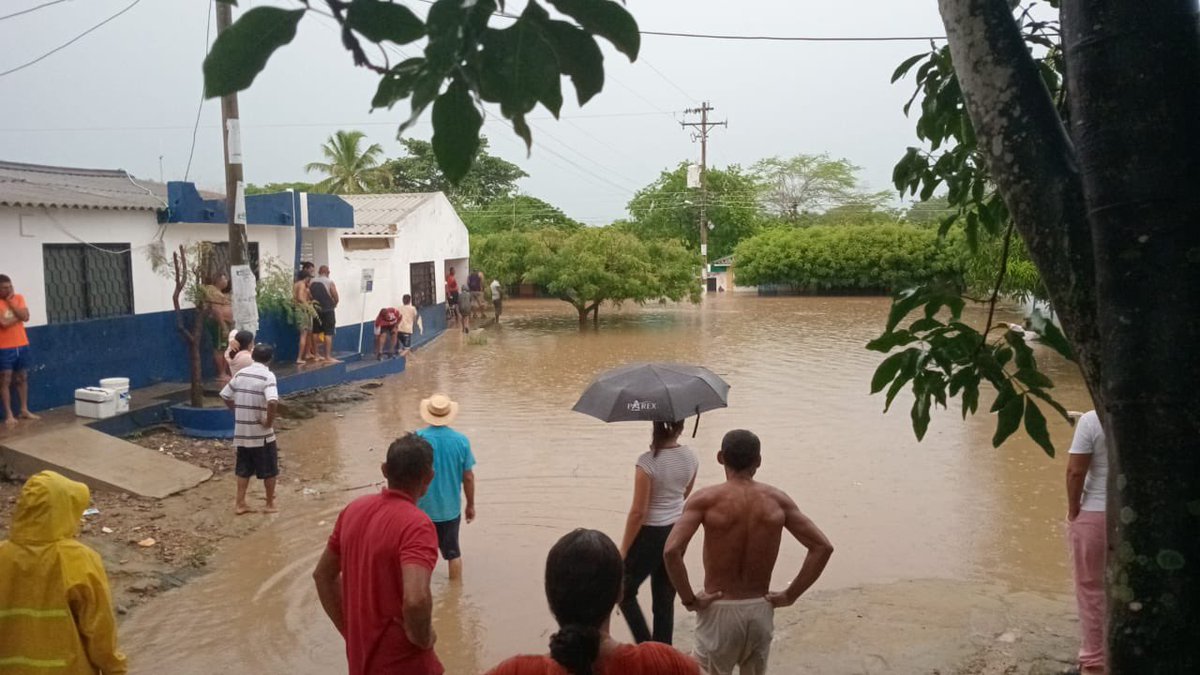LindaCabarcas1's tweet photo. ¡Urgente! Inundación en Apure, corregimiento de Plato afecta a cientos de familias. Necesitamos ayuda inmediata: donaciones de alimentos, ropa, medicamentos, entre otros elementos. ¡Unidos podemos superar esta crisis! ¡Apure nos necesita! #SOSApure https://t.co/lzroa5IP2T