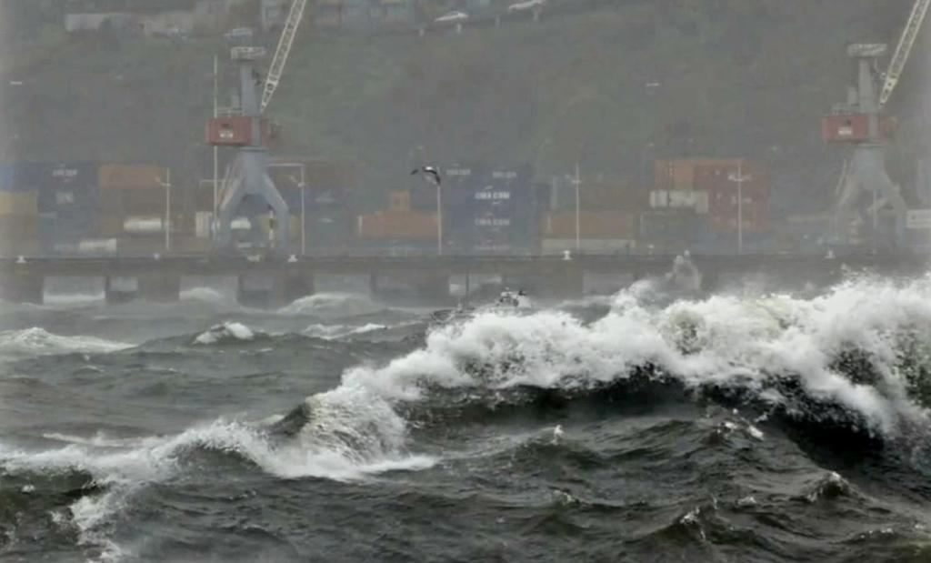gcodinad's tweet photo. @1SafetyLast July 6, 2010. The ship "Cerro Alegre" runs aground on the coast of #Valpariso. The LPM 4401 Maritime Patrol was ready to rescue people who could have fallen into the sea.
@DGTM_Chile @AlertaNoticiasV @Meteo_Wave https://t.co/4wNT4KizTK