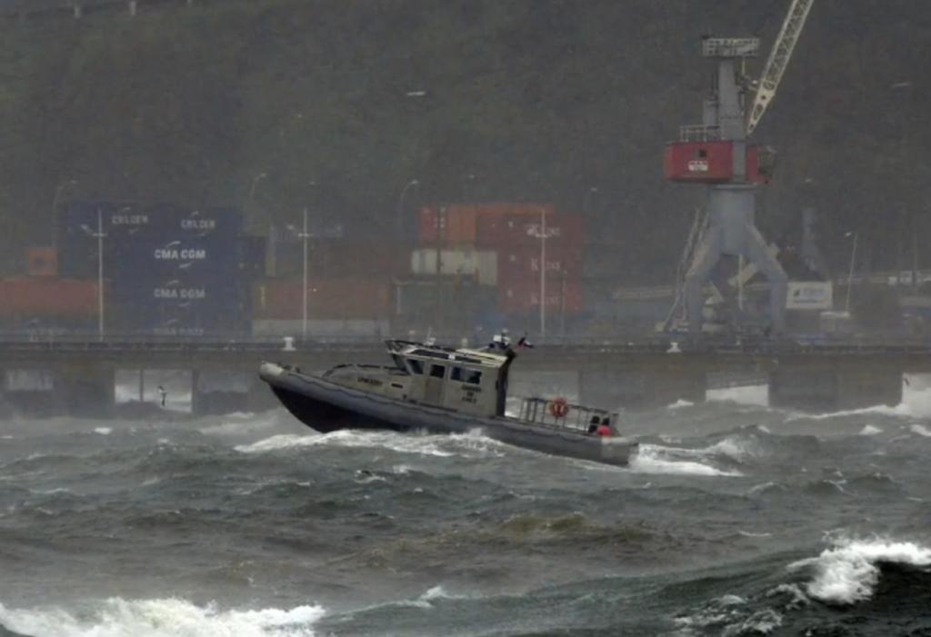 gcodinad's tweet photo. @1SafetyLast July 6, 2010. The ship "Cerro Alegre" runs aground on the coast of #Valpariso. The LPM 4401 Maritime Patrol was ready to rescue people who could have fallen into the sea.
@DGTM_Chile @AlertaNoticiasV @Meteo_Wave https://t.co/4wNT4KizTK