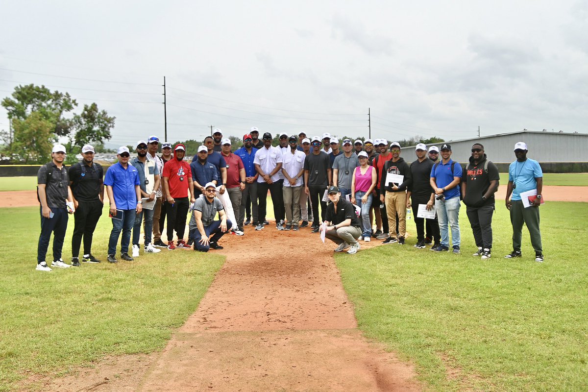 IBSSchool1's tweet photo. Cuanto nos llena de satisfacción insertar tanto personal de calidad al ambiente laboral del baseball. Estamos super orgullosos de esta camada que rompió todas las espectativas y se abrieron paso para hoy certificarse como Scouts.

¡Enhorabuena muchachos!

¡Manos a la obra! https://t.co/tfP78FsZ1P