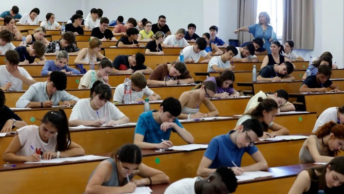 3CatInfo's tweet photo. Queixes per l'examen de matemàtiques de la selectivitat 2024: "S'han passat 40 pobles" https://t.co/5JAdEC6OZj https://t.co/vDJFpVq0g6