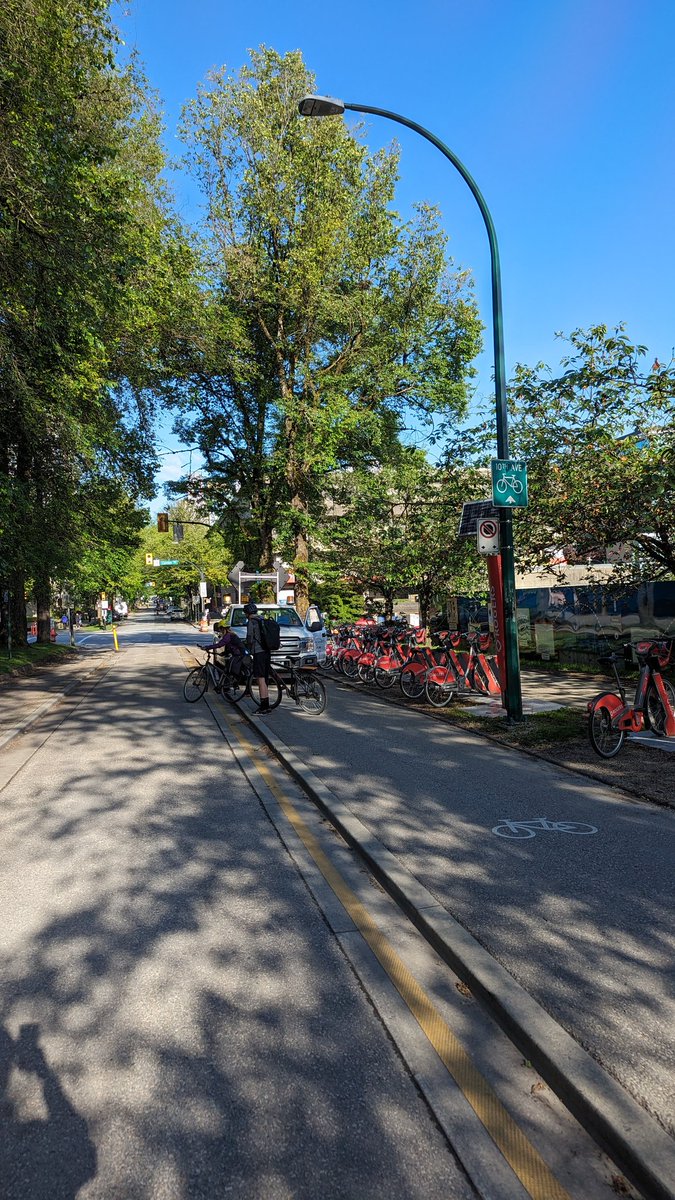 spokesmama's tweet photo. Hey @CityofVancouver for two days now there's been work trucks blocking the separated bike lane on 10th just north of City Hall. Need to close the middle lane so cyclists can get through safely! #GBBW https://t.co/euRuYPQMTd