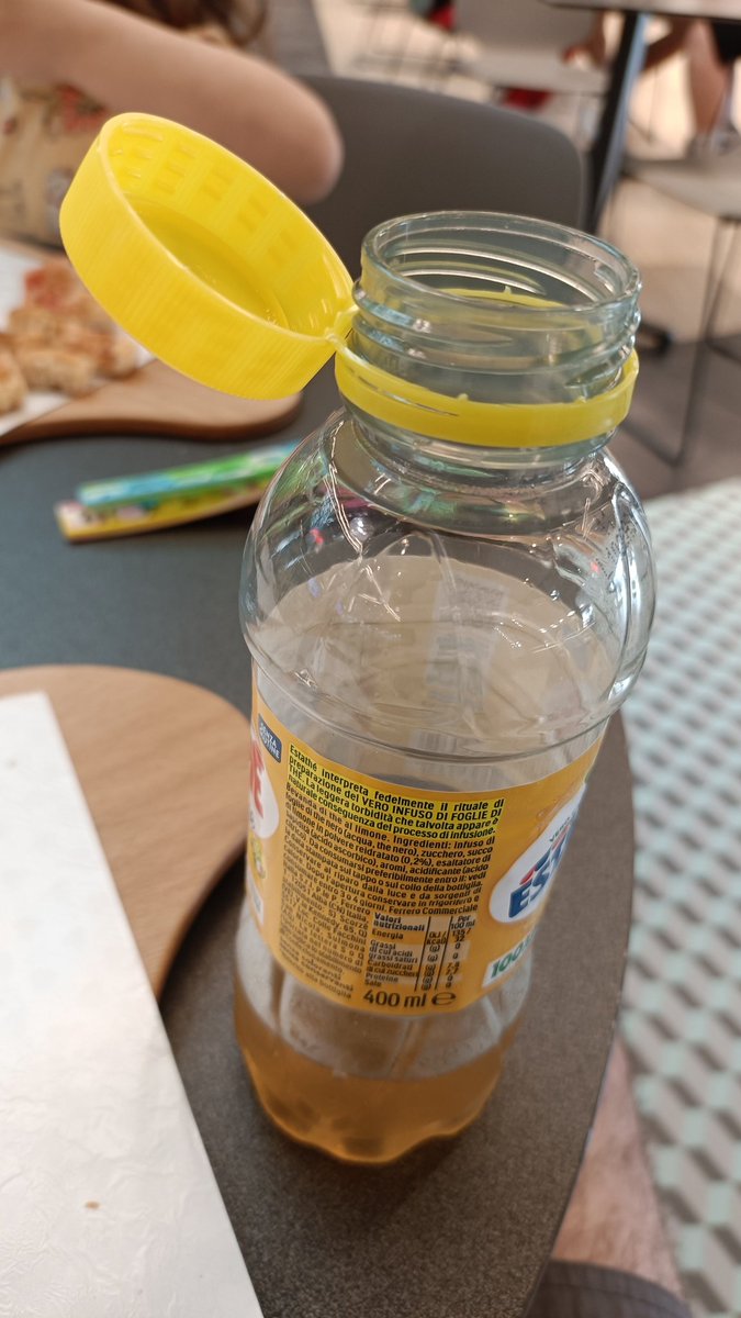 6StringsUmarell's tweet photo. Mia figlia di 3 anni ha capito come usare i tappi che non si staccano, è già più intelligente del leghista medio. https://t.co/pgQ0luxjBN