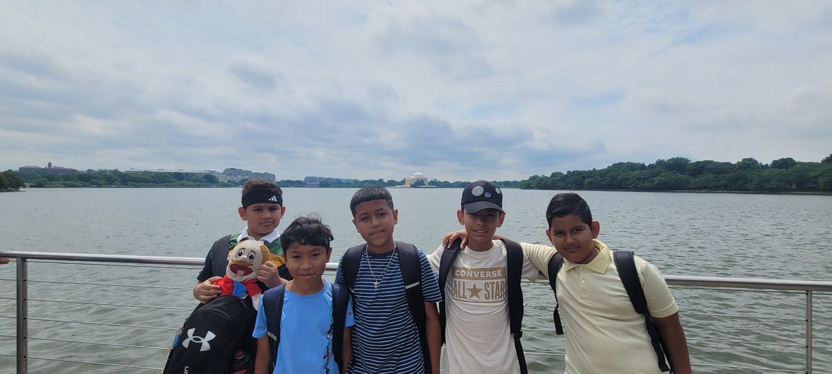 NikkiPintoEL's tweet photo. 4th grade takes on D.C.
 June field trips 10/10. @SugarlandES https://t.co/pSgYwf7ySX