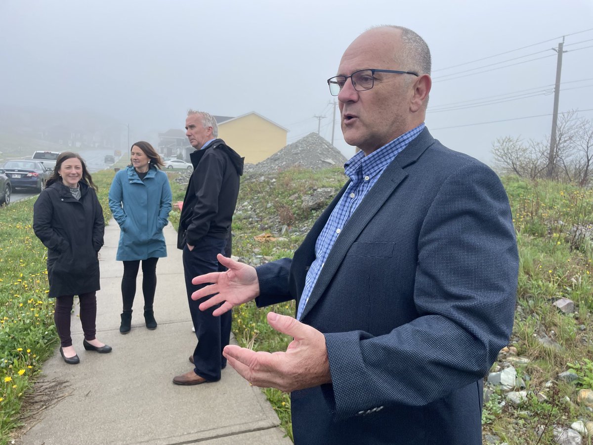 Telyjoeyg's tweet photo. Topsail-Paradise MHA Paul Dinn and Larkhall Academy parent council reps by sign for the new Kenmount Terrace school voicing their concerns on the lack of progress. LA will be the feder school once new one built. @StJohnsTelegram @SaltWireNews https://t.co/LYVWUmzoa0