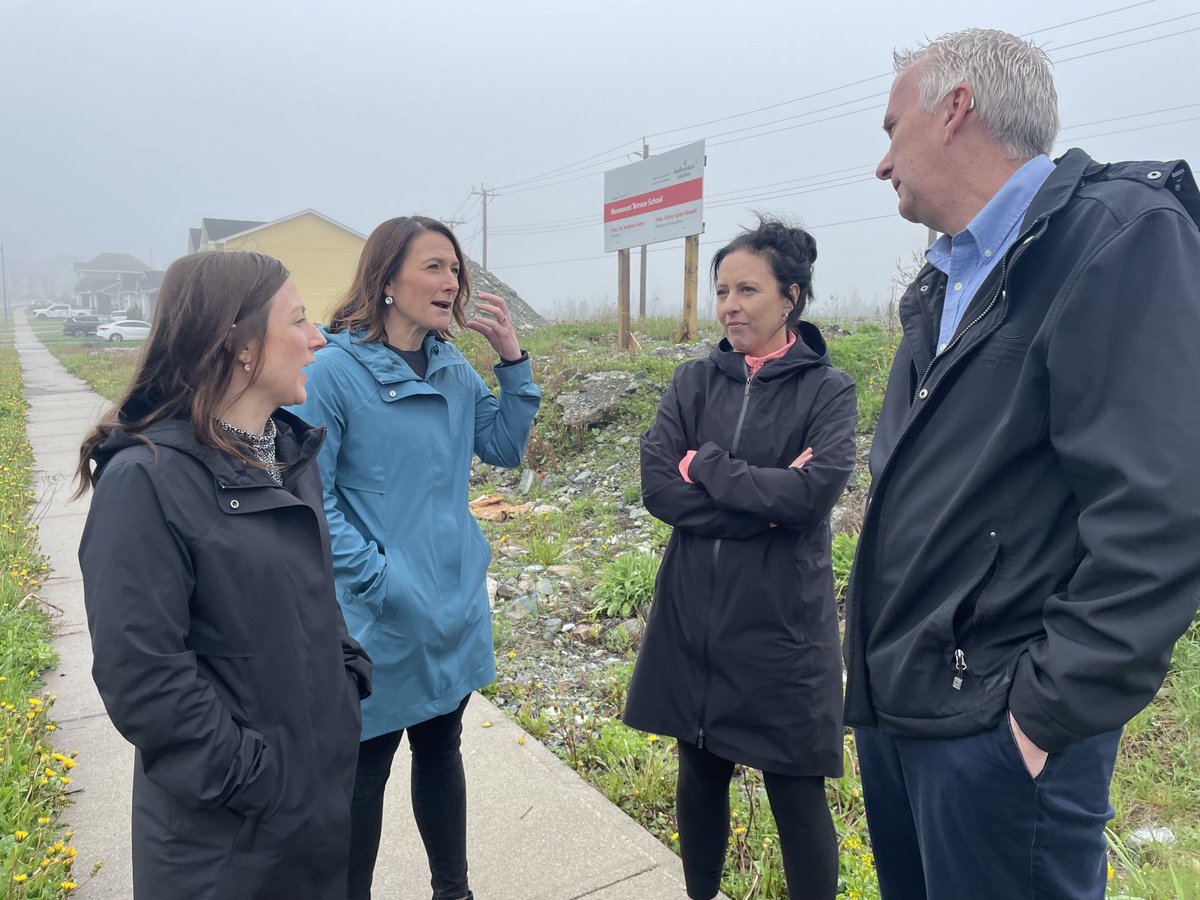 Telyjoeyg's tweet photo. Topsail-Paradise MHA Paul Dinn and Larkhall Academy parent council reps by sign for the new Kenmount Terrace school voicing their concerns on the lack of progress. LA will be the feder school once new one built. @StJohnsTelegram @SaltWireNews https://t.co/LYVWUmzoa0