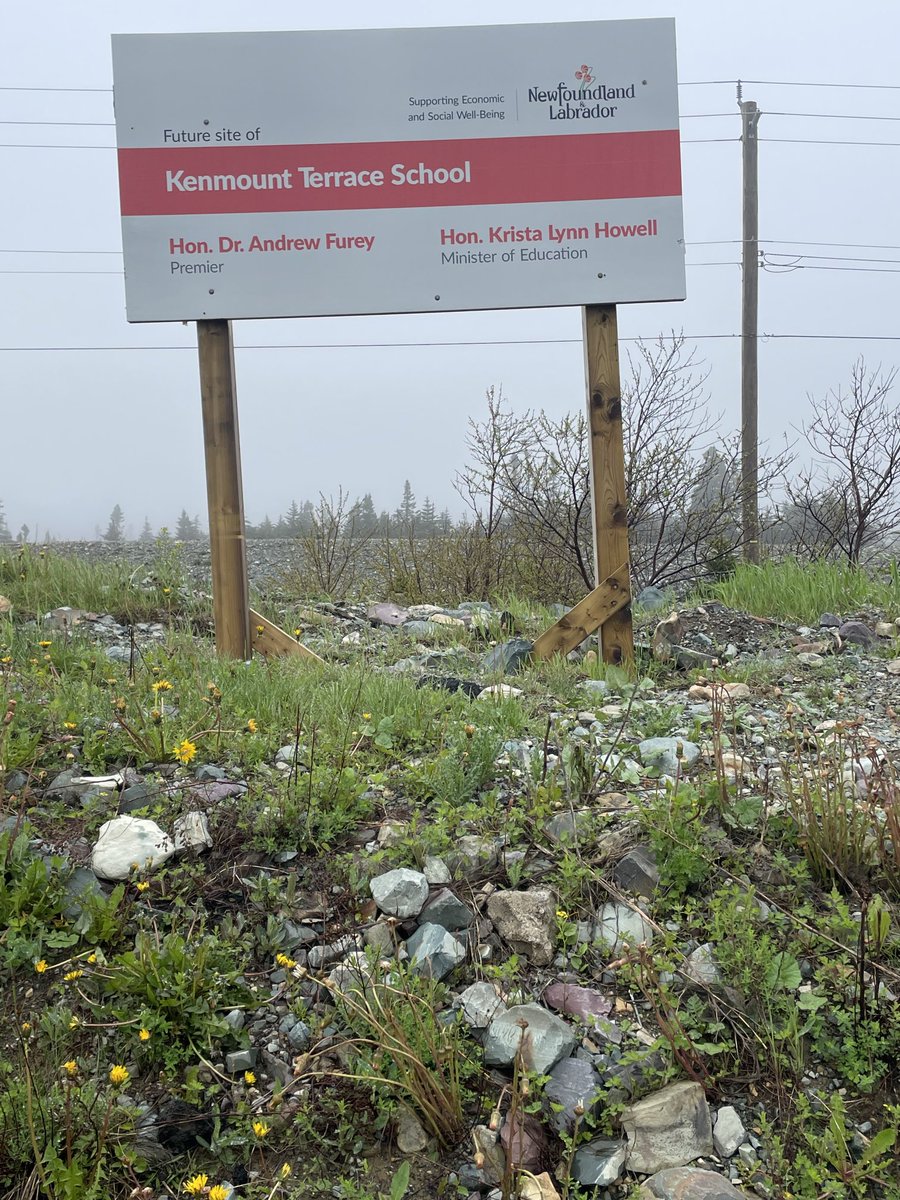 Telyjoeyg's tweet photo. Topsail-Paradise MHA Paul Dinn and Larkhall Academy parent council reps by sign for the new Kenmount Terrace school voicing their concerns on the lack of progress. LA will be the feder school once new one built. @StJohnsTelegram @SaltWireNews https://t.co/LYVWUmzoa0