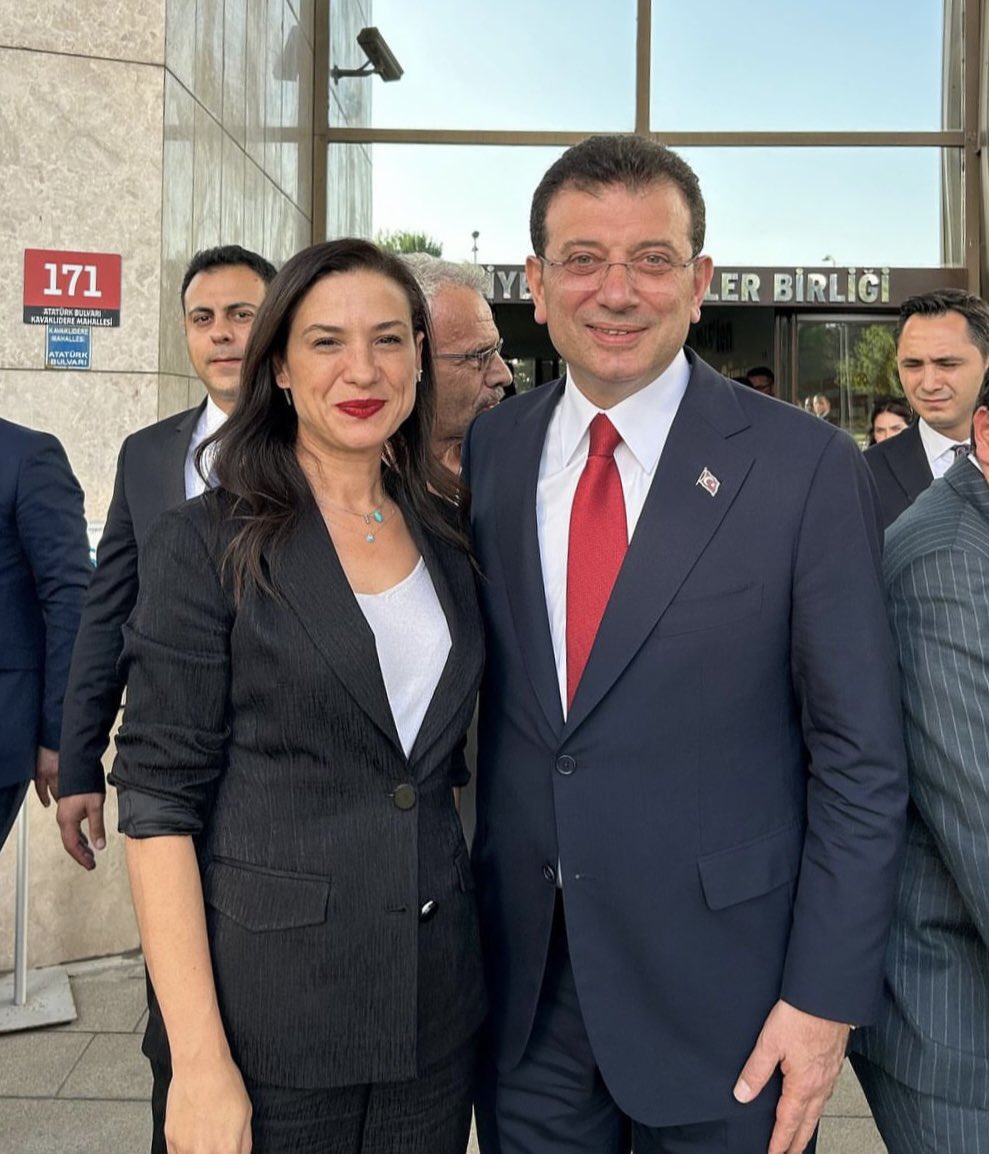 Türkiye Belediyeler Birliği Başkanlığına seçilen İstanbul Büyükşehir Belediye Başkanımız Ekrem İmamoğlu’nu ve TBB encümen üyeliğine seçilen Selçuk Belediye Başkanımız Filiz Ceritoğlu Sengel'i tebrik eder, çalışmalarında başarılar dilerim. 

Bugün de gururla dolduk.❤️