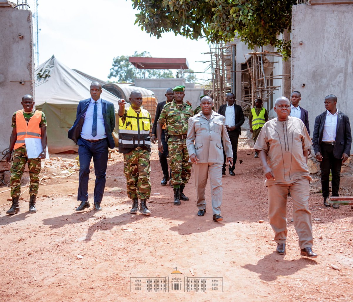 NtareHouse's tweet image. Visite du Chantier du Gîte Présidentiel de @MuyingaProvince par S.E @GeneralNeva, lors de son séjour à #Muyinga ce 5/6.
Les travaux vont bon train