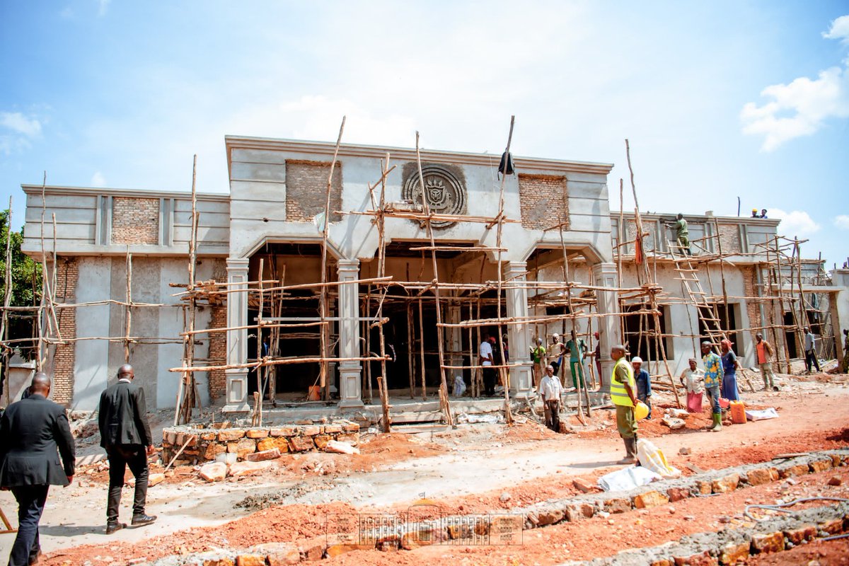 NtareHouse's tweet image. Visite du Chantier du Gîte Présidentiel de @MuyingaProvince par S.E @GeneralNeva, lors de son séjour à #Muyinga ce 5/6.
Les travaux vont bon train