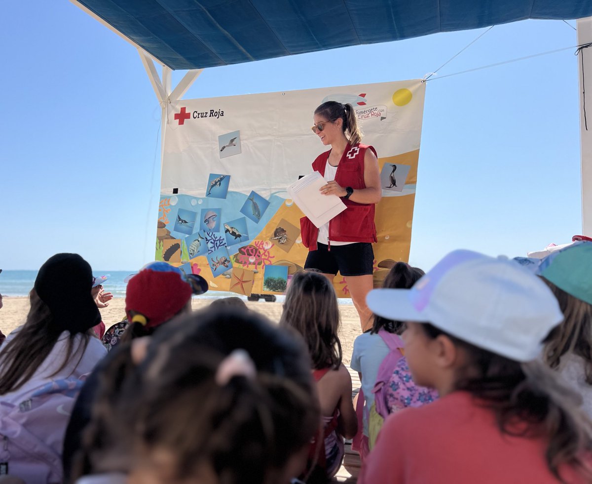 CruzRojaAL's tweet photo. 🆘👧🏽Concienciar desde edades tempranas sobre los peligros del mar, conocer los colores de las banderas y las principales recomendaciones de seguridad y salud.

🏖️🐬Todo ello además aprendiendo la importancia de proteger el entono y nuestro mares.

Genial iniciativa🆘 @CRGuardamar https://t.co/5SpGW83N6Q