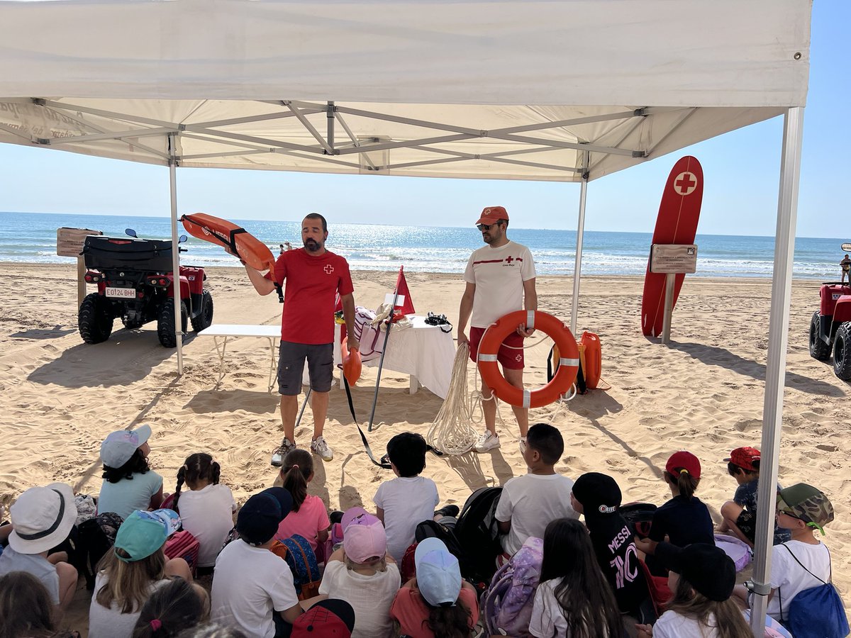 CruzRojaAL's tweet photo. 🆘👧🏽Concienciar desde edades tempranas sobre los peligros del mar, conocer los colores de las banderas y las principales recomendaciones de seguridad y salud.

🏖️🐬Todo ello además aprendiendo la importancia de proteger el entono y nuestro mares.

Genial iniciativa🆘 @CRGuardamar https://t.co/5SpGW83N6Q