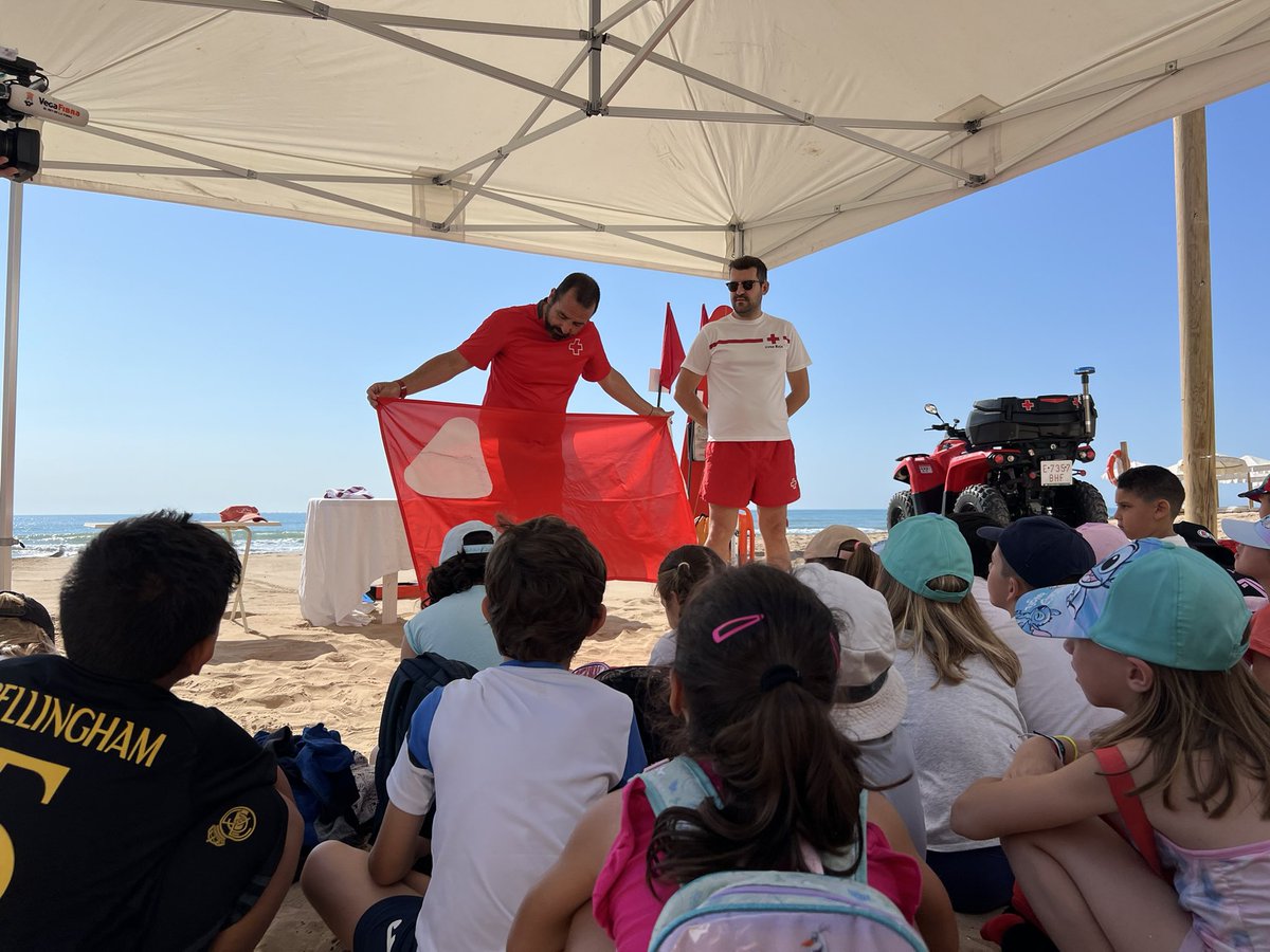 CruzRojaAL's tweet photo. 🆘👧🏽Concienciar desde edades tempranas sobre los peligros del mar, conocer los colores de las banderas y las principales recomendaciones de seguridad y salud.

🏖️🐬Todo ello además aprendiendo la importancia de proteger el entono y nuestro mares.

Genial iniciativa🆘 @CRGuardamar https://t.co/5SpGW83N6Q