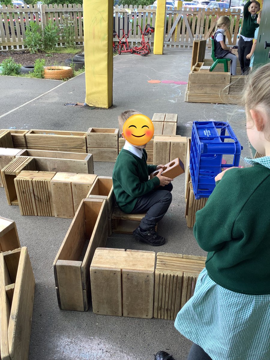 GRPAHazel's tweet photo. Today I enjoyed the children showcasing their learning in a way of their choice. One child enjoyed drawing and correctly naming the layers of the ocean, another sorting animals on a Venn diagram and finally a Minecraft inspired house. Super showcasing in Hazel class. Well done 😊 https://t.co/MqceNY96Lp