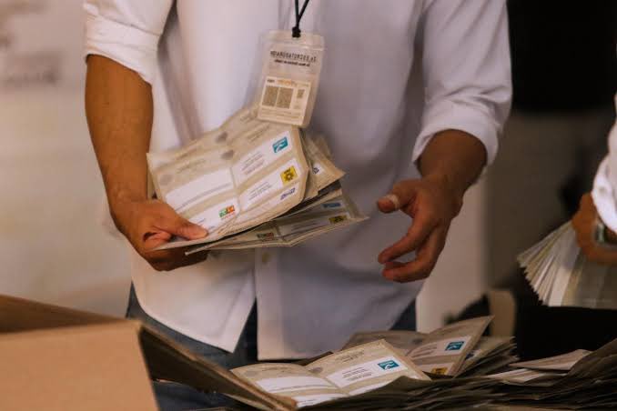 notimomentum's tweet photo. Elecciones 2024: INE hará recuento de votos en al menos el 60% de casillas

Los consejeros del INE explicaron que siempre existirán las inconsistencias “y una de las más notorias es que no se haya hecho una adecuada transcripción de los resultados’’.

El Instituto Nacional Electoral (INE) estimó este martes que se realizará unrecuento de votos, como una forma de garantizar la ausencia de irregularidades en la más grande elección de México, en por lo menos unas 102 mil 388 casillas, es decir, el 60 por ciento de las 170 mil 648 que se instalaron el 2 de junio para los comicios.

El consejero electoral Martín Faz explicó a medios que el citado porcentaje “se proyecta como el mínimo”, pero puede aumentar como “resultado de una revisión de las causas establecidas en la ley”.

Recordó que en los comicios de 2018 hubo un recuento del 75 por ciento, a pesar de la clara diferencia entre el primero y segundo lugar en la elección presidencial.

“Inconsistencias entre lo que escribió el funcionario en el cartel y el acta puede haber, inconsistencias en el acta misma puede haber, pero fraude no”, expuso Faz ante las denuncias de fraude que circulan en redes sociales.

Faz consideró que este tipo de expresiones “son narrativas que no corresponden a la realidad”.

“La narrativa del fraude o la narrativa de la elección de Estado son narrativas que no se corresponden con la realidad. Es una falsa narrativa. No hay ningún fraude, y en todo caso hay que demostrarlo. Y para demostrarlo están los cómputos”, sostuvo.

El consejero electoral del INE remarcó que siempre existirán las inconsistencias “y una de las más notorias es que no se haya hecho una adecuada transcripción de los resultados en el cartel que se colocó afuera (de los centros de votación), es una consistencia que siempre ha habido”.

“Y también hay inconsistencias, incluso dentro de las actas, que con letra te ponen un dato y con el número te ponen otro dato, pero para eso están los cómputos distritales que comienzan a partir del día de hoy”, añadió.

Ante esas posturas, Faz hizo un llamado a actuar con responsabilidad, sensatez y mesura y anticipó que todas esas pequeñas o grandes posibles inconsistencias serán resueltas, así como que se entregarán las actas a todos los partidos.

¿Por qué se podrían abrir paquetes electorales?

Entre las posibles causas para la apertura de paquetes electorales y la revisión de los datos anotados en las actas están mayormente las se catalogan como errores humanos y cuando la diferencia entre el primer y segundo lugar es menor al 1 por ciento, entre otras, sin que el árbitro electoral los considere sistemáticos.

En las elecciones del domingo pasado, cuyos resultados están por confirmarse a partir de este miércoles, la abanderada de los partidos Movimiento Regeneración Nacional (Morena), del Trabajo (PT) y Verde Ecologista de México (PVEM), arrasó con alrededor del 58.3 por ciento y el 60.7 por cieneto de los votos, según el conteo rápido del INE

Detrás de ella quedaron, con un rango de entre el 26.6 por ciento y el 28.6 por ciento de los apoyos, su principal rival, la opositora Xóchitl Gálvez, y el abanderado del también opositor Movimiento Ciudadano (MC), Jorge Álvarez Máynez, quien recibiría entre el 9.9 por ciento y el 10.8 por ciento de los sufragios.