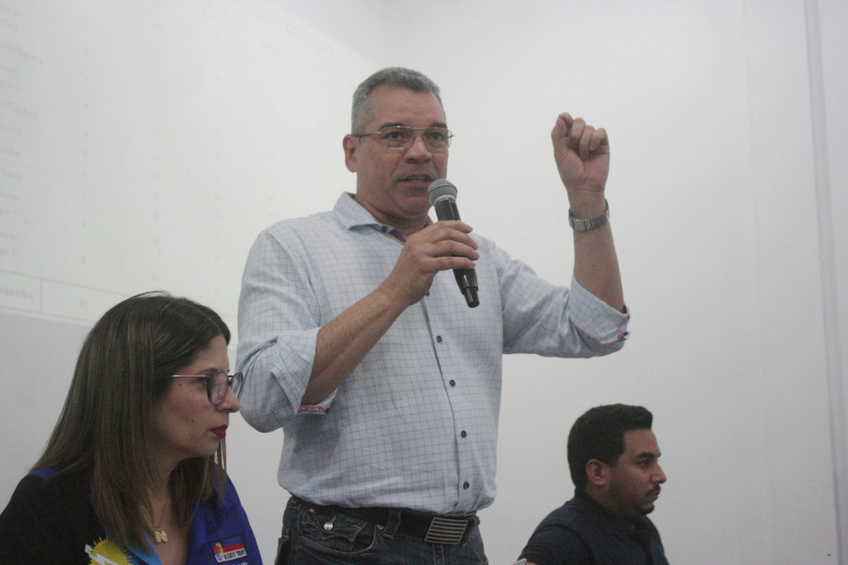 somosuntzulia's tweet photo. La Secretaría de Organización, la Secretaría Electoral y algunos miembros destacados de la Dirección Ejecutiva Regional de nuestro glorioso partido, se reunieron en un encuentro inspirador con los secretarios generales de los municipios Maracaibo y San Francisco. https://t.co/YxHigLxNCn