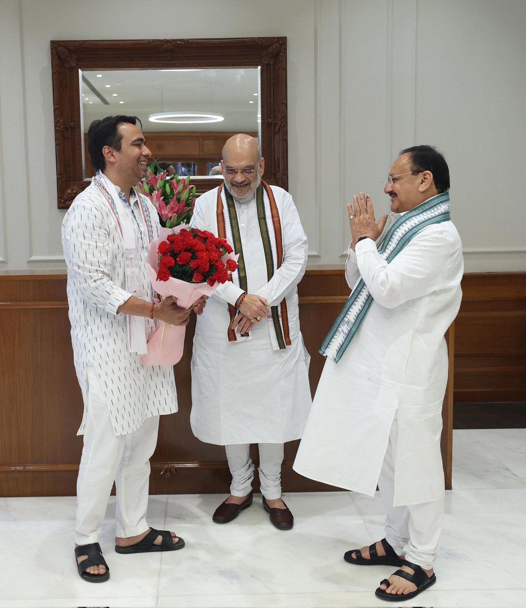 RldSudhir's tweet photo. आज आदरणीय प्रधानमंत्री श्री नरेंद्र मोदी जी के आवास पर आयोजित एनडीए की बैठक में माननीय राष्ट्रीय अध्यक्ष चौधरी जयन्त सिंह जी शामिल हुए। 

बैठक में NDA के सभी घटक दल की सर्वसम्मति से  प्रधानमंत्री आदरणीय श्री @narendramodi जी को एकबार फिर एनडीए का नेता चुना गया। 

प्रधानमंत्री नरेंद्र मोदी जी के नेतृत्व में विकसित भारत की संकल्पना को साकार करने के एनडीए है तैयार।

@jayantrld
@JPNadda
@AmitShah
#RLD  #nda