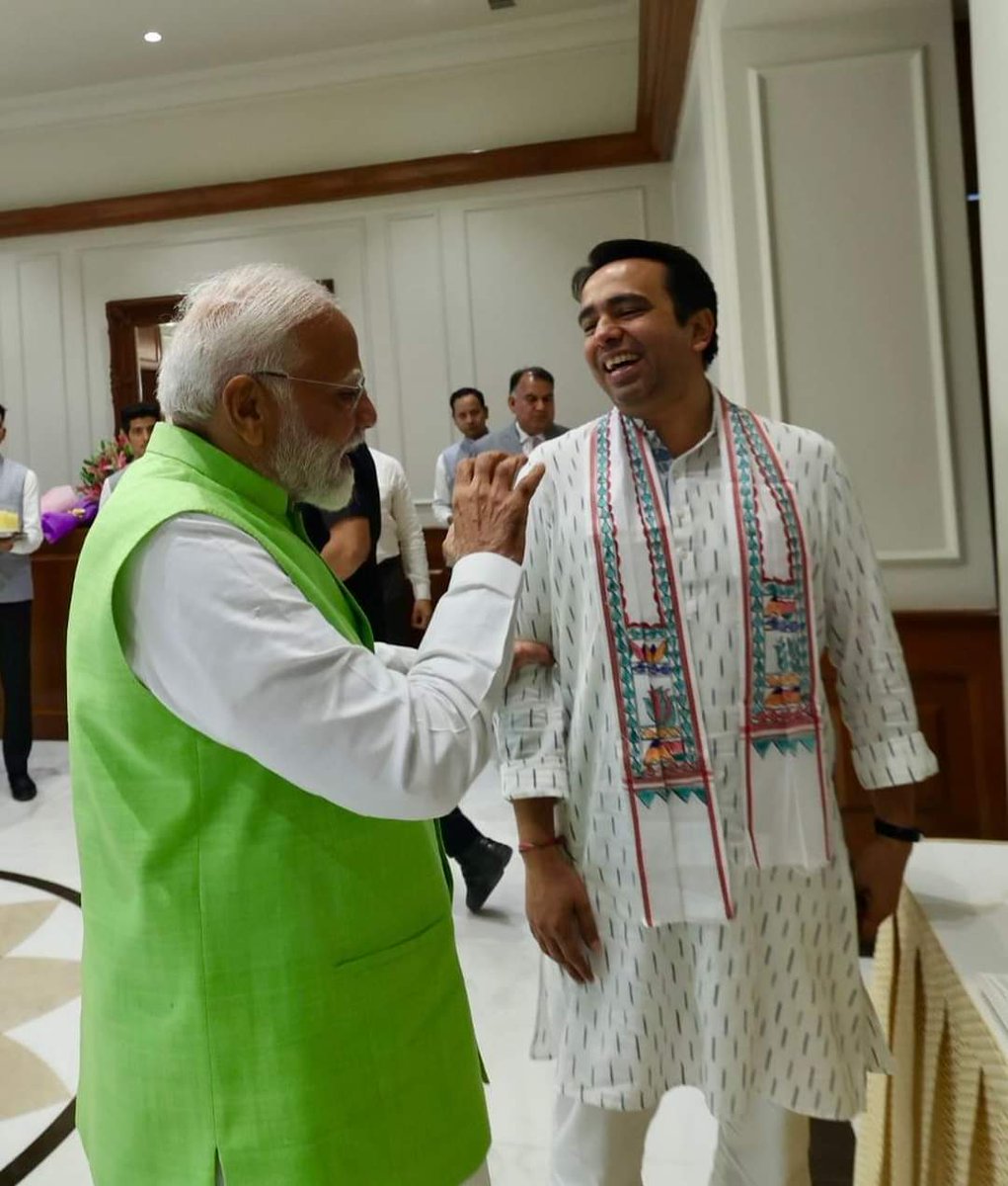 RldSudhir's tweet photo. आज आदरणीय प्रधानमंत्री श्री नरेंद्र मोदी जी के आवास पर आयोजित एनडीए की बैठक में माननीय राष्ट्रीय अध्यक्ष चौधरी जयन्त सिंह जी शामिल हुए। 

बैठक में NDA के सभी घटक दल की सर्वसम्मति से  प्रधानमंत्री आदरणीय श्री @narendramodi जी को एकबार फिर एनडीए का नेता चुना गया। 

प्रधानमंत्री नरेंद्र मोदी जी के नेतृत्व में विकसित भारत की संकल्पना को साकार करने के एनडीए है तैयार।

@jayantrld
@JPNadda
@AmitShah
#RLD  #nda