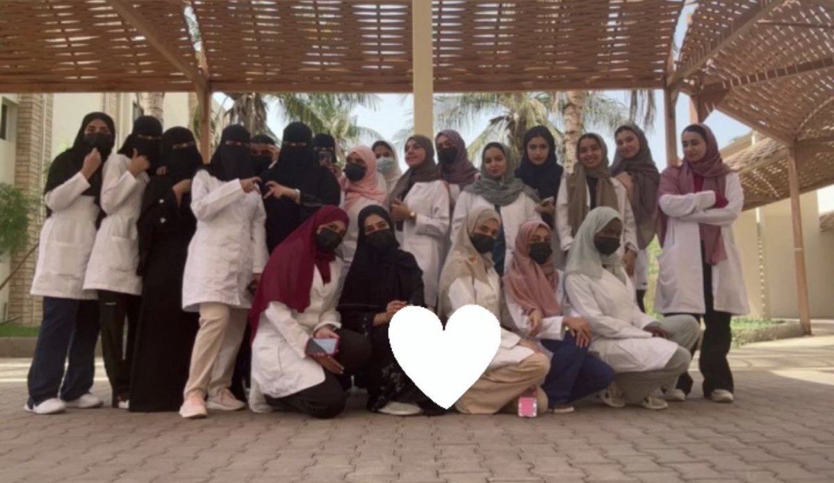 RAD22UJ's tweet photo. seniors 🎓
5JUNE 
الحمدلله انتهت سنتنا الثالثة في تخصص الأشعة
 بكل صعوباتها وحلوها ومرها , رسميًا طلاب سنه رابعة أشعة 

مبروك النجاح جميعًا ، إجازة سعيدة 🎊 https://t.co/D0tadUczSD