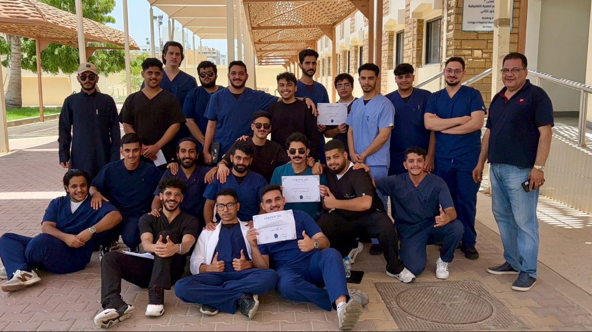 RAD22UJ's tweet photo. seniors 🎓
5JUNE 
الحمدلله انتهت سنتنا الثالثة في تخصص الأشعة
 بكل صعوباتها وحلوها ومرها , رسميًا طلاب سنه رابعة أشعة 

مبروك النجاح جميعًا ، إجازة سعيدة 🎊 https://t.co/D0tadUczSD