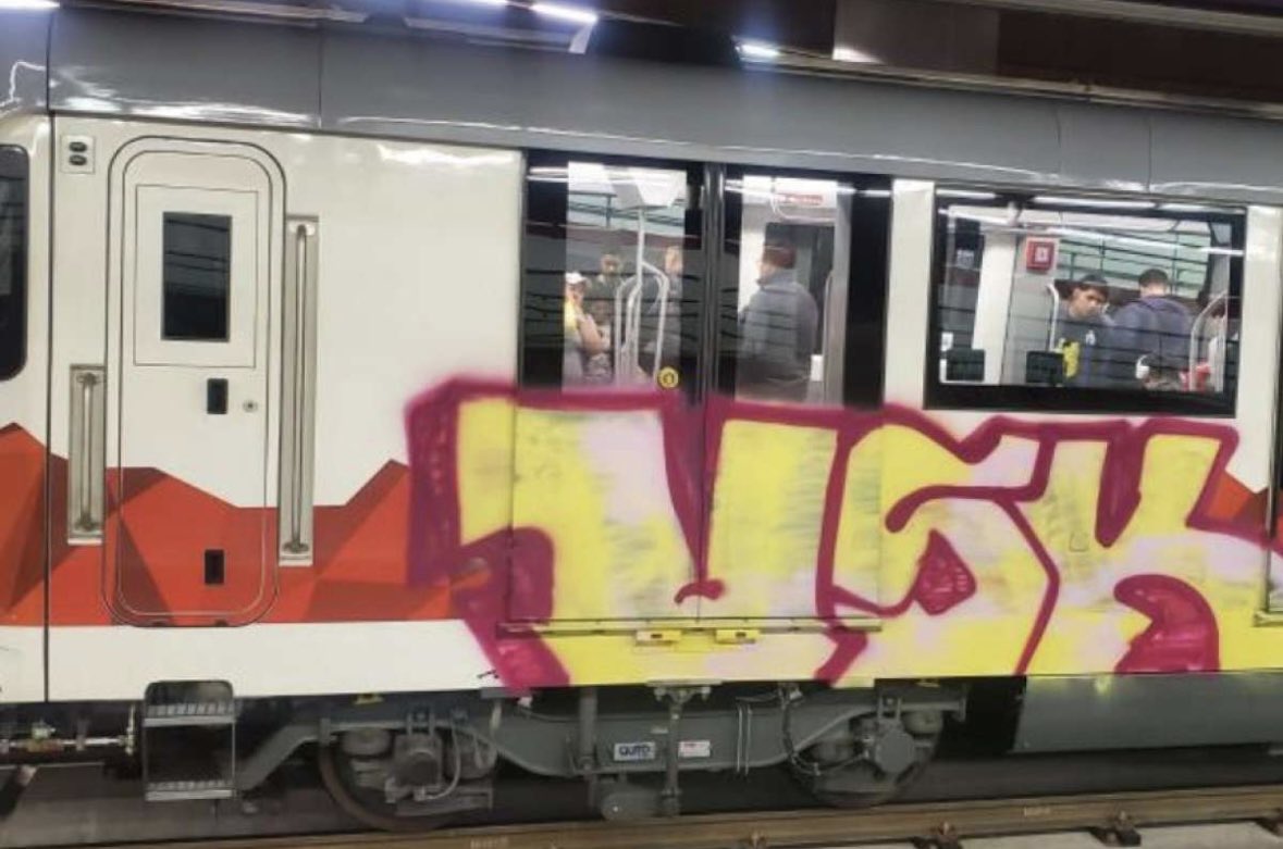 fidelchambav's tweet photo. 6 meses de funcionamiento y muchos problemas sin resolver en @MetrodeQuito 
Los quiteños necesitamos respuestas y exigimos su renuncia. El cargo le quedó grande sr #VictorHugoVillacrés. Sr. Alcalde @pabelml designe alguien que sepa cómo resolver los problemas del  #Metro https://t.co/kXQr2BNLVJ