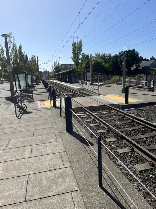 ポートランド郊外と市内を繋ぐ路面電車の駅。二回分で1日乗り放題のチケットに変わるシステム。駅は綺麗だし安い 日本の路面電車も最近整備されてきているけどどんな感じなのかなー。 
