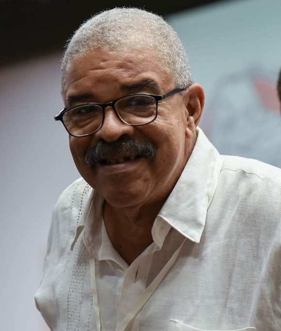#Cuba pierde a un decano del periodismo cultural: Pedro de la Hoz, un hombre que acompañó a la Revolución y su cultura desde su pluma sagaz, versátil, profunda y comprometida. Mis más sentidas condolencias a sus familiares, amigos y compañeros de trabajo.