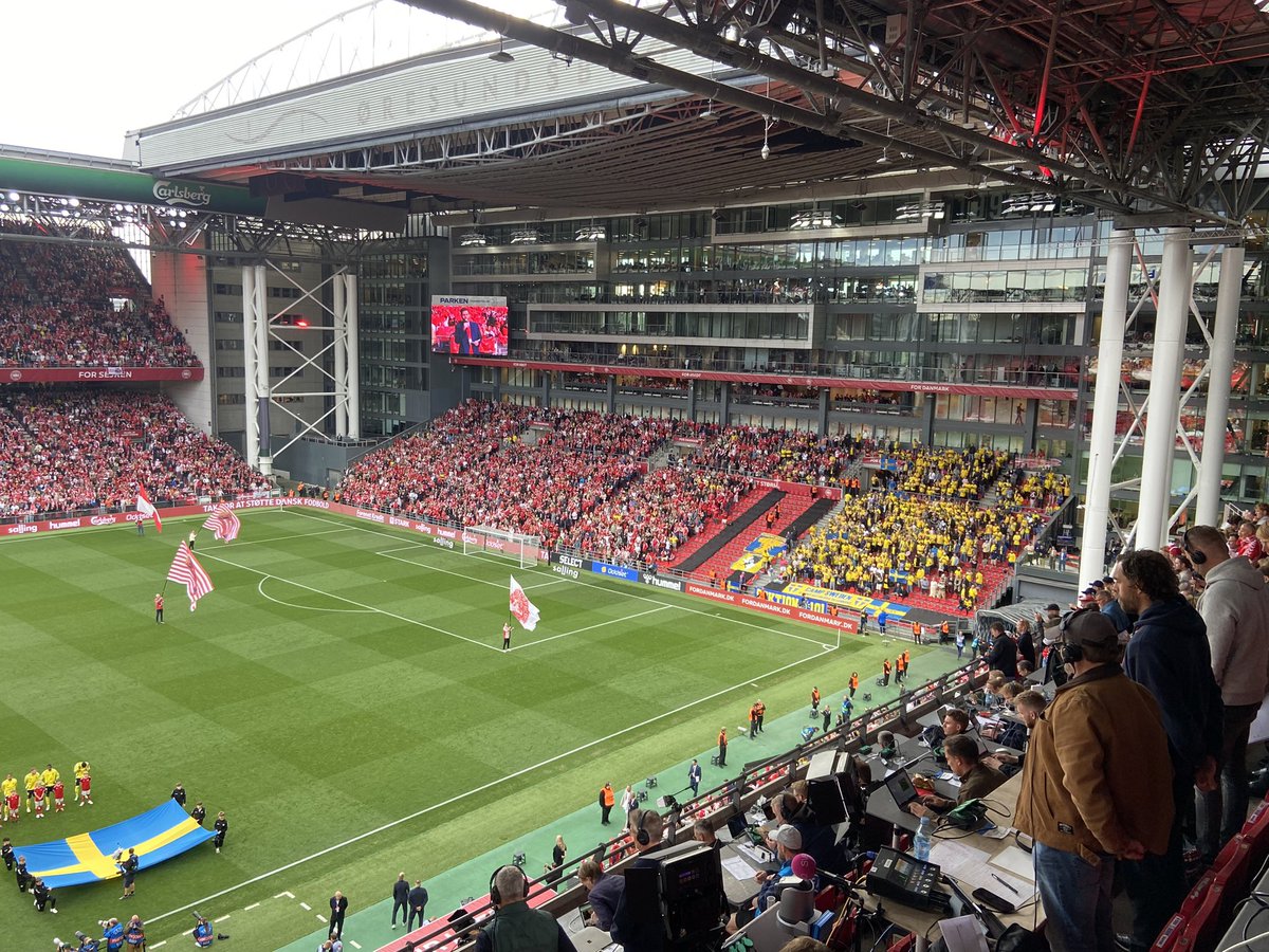 GisleThorsen's tweet photo. Rammen i Parken. Den svigter aldrig. Det, der skal foregå inde på banen, gør mig mere bekymret…🤷🏻‍♂️

PS: En lille ting til Brøndby-folket på et af billederne😉

#dansve #ForDanmark #herrelandsholdet https://t.co/6vEsdD7clk