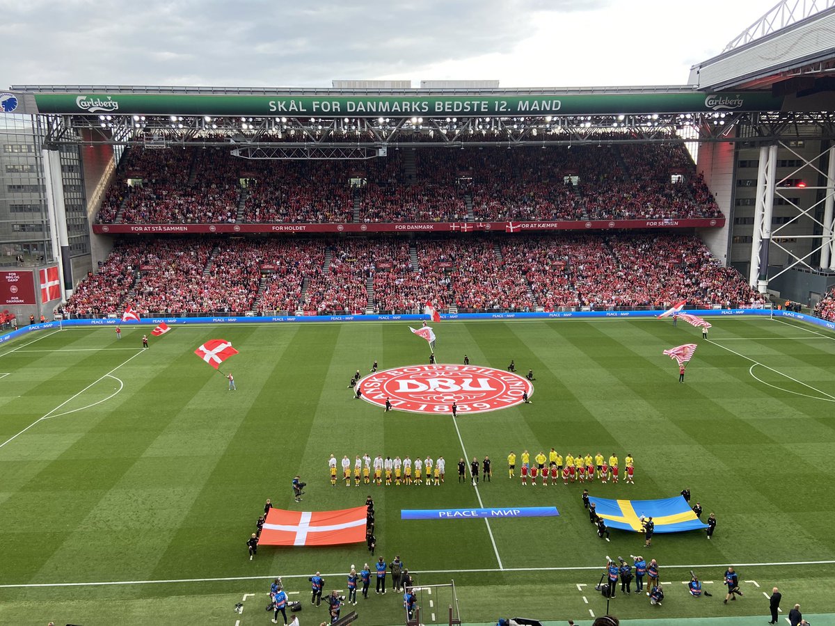 GisleThorsen's tweet photo. Rammen i Parken. Den svigter aldrig. Det, der skal foregå inde på banen, gør mig mere bekymret…🤷🏻‍♂️

PS: En lille ting til Brøndby-folket på et af billederne😉

#dansve #ForDanmark #herrelandsholdet https://t.co/6vEsdD7clk