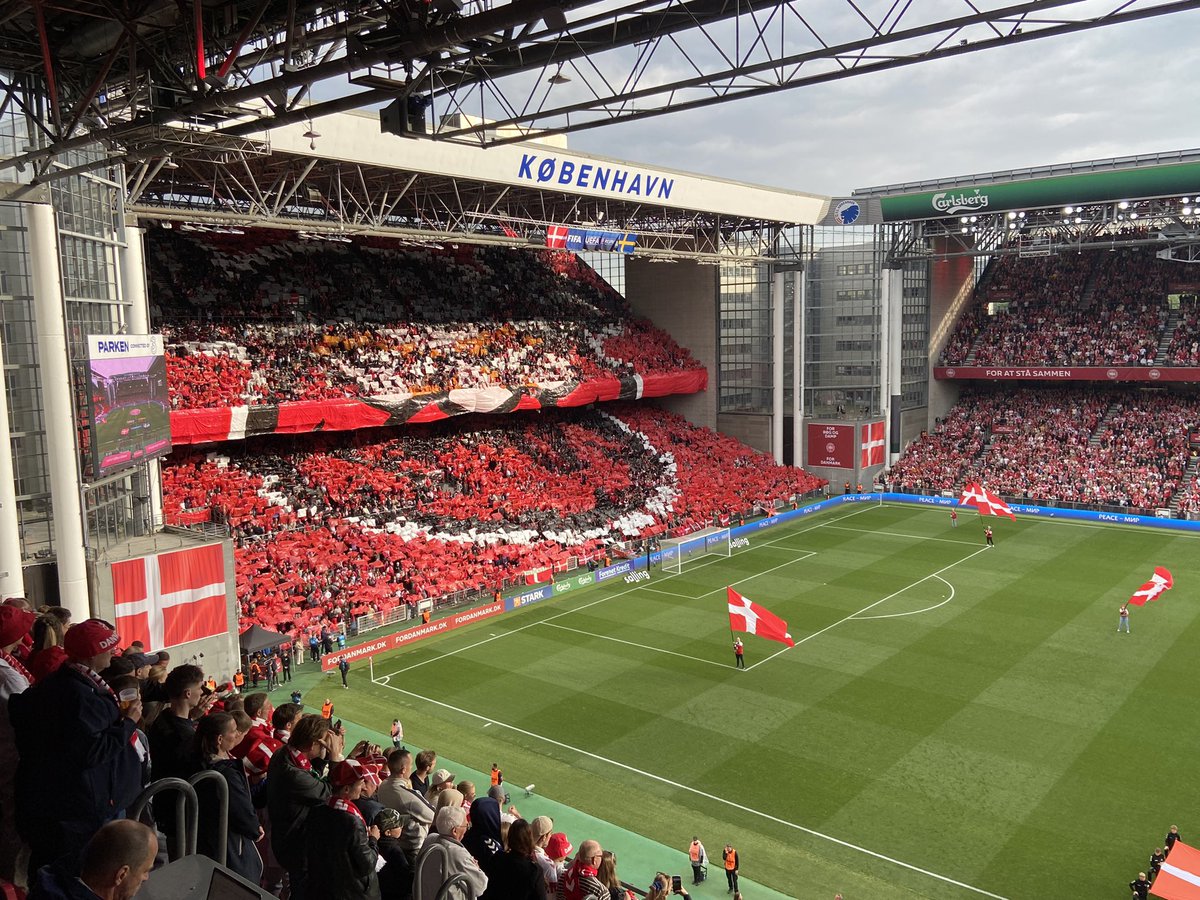 GisleThorsen's tweet photo. Rammen i Parken. Den svigter aldrig. Det, der skal foregå inde på banen, gør mig mere bekymret…🤷🏻‍♂️

PS: En lille ting til Brøndby-folket på et af billederne😉

#dansve #ForDanmark #herrelandsholdet https://t.co/6vEsdD7clk
