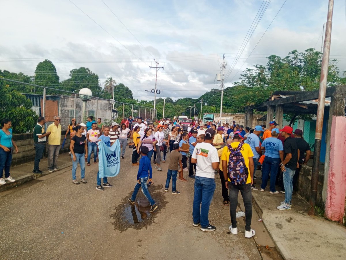 UNT_RomGallegos's tweet photo. #Jun04 #Unt en conjunto con los partidos de la plataforma unitaria realizó con éxito el recorrido casa por casa en el sector #LasMargaritas
#28JulioTodosaVotar https://t.co/9kl7krpXGs