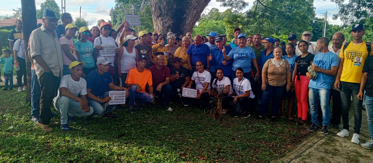 UNT_RomGallegos's tweet photo. #Jun04 #Unt en conjunto con los partidos de la plataforma unitaria realizó con éxito el recorrido casa por casa en el sector #LasMargaritas
#28JulioTodosaVotar https://t.co/9kl7krpXGs