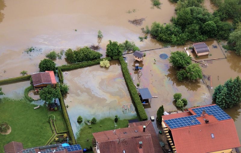 BerlinVic's tweet photo. Glückwunsch, an alle die sich dank Lügen von #CDU &amp; #CSU für Öl statt #Wärmepumpe entschieden

Im #Hochwasser kippen nun reihenweise #Öl-Tanks, entleeren sich in die Umwelt. Grundwasser wird giftig, Tiere verenden + betroffene Häuser werden teuer bzw unmöglich zu sanieren

#Söder https://t.co/grwJ6t9Kel