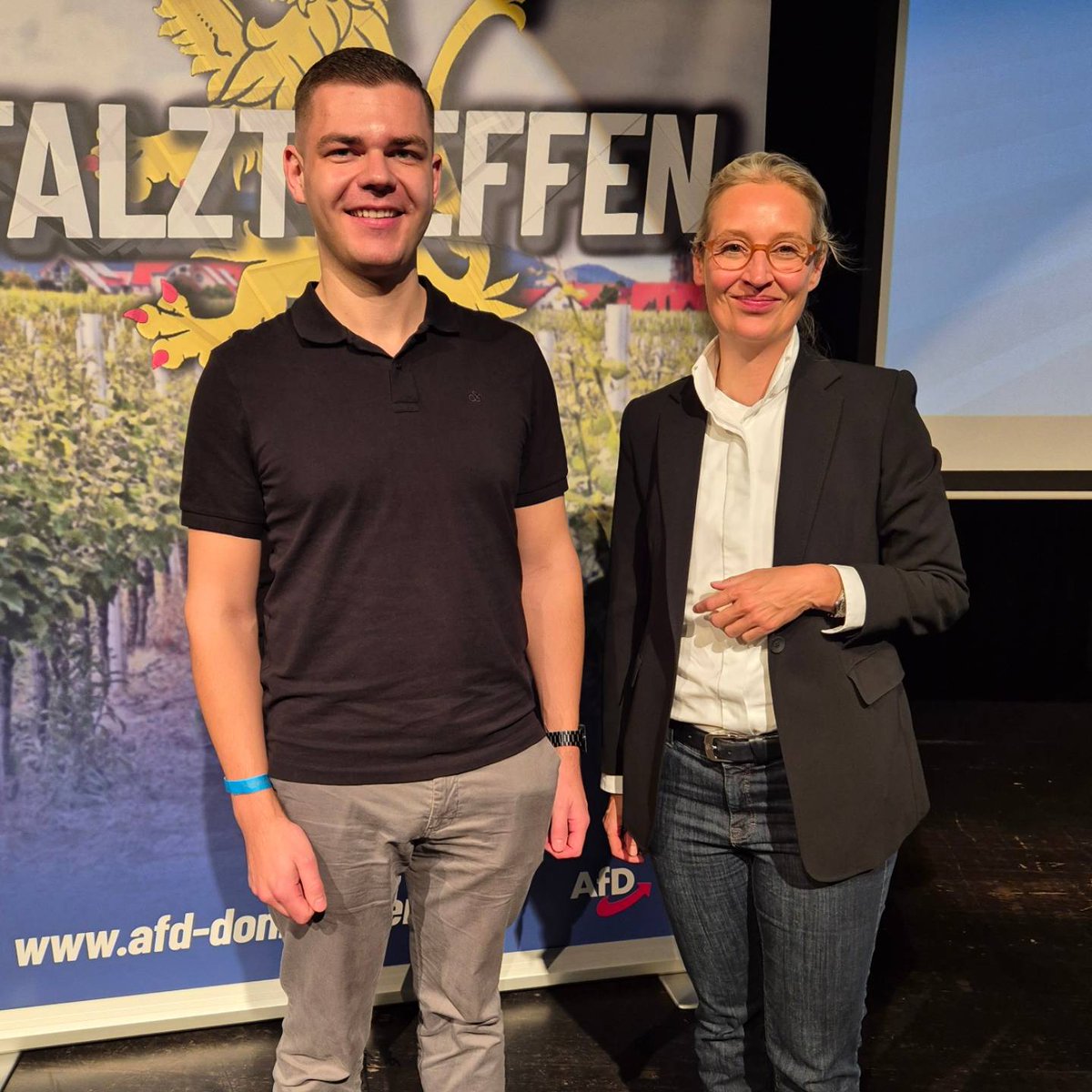 JanRBehr's tweet photo. Rückblick auf das zweite #Pfalztreffen am Samstag in #Kirchheimbolanden. Die Halle war voll, die Reden klasse und es gab viele Gelegenheiten für gute Gespräche.
Danke an @Damian_Lohr und @S_Muenzenmaier für diese Veranstaltung! Nächstes Jahr wieder!
#AfD #Wahlkampf #Europawahl https://t.co/W7gvxUXTh5