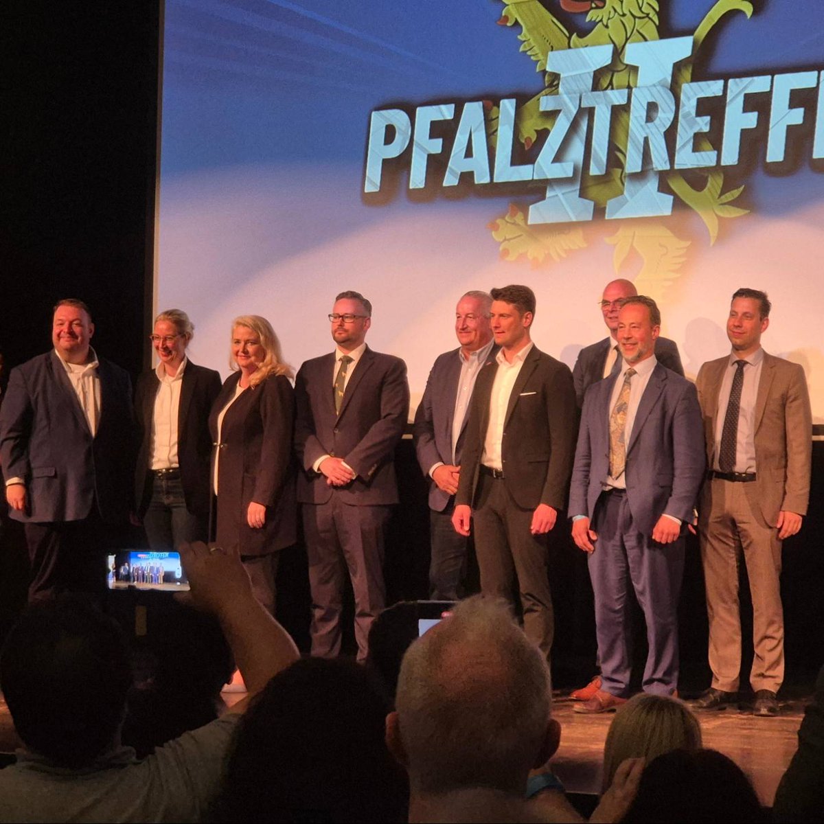 JanRBehr's tweet photo. Rückblick auf das zweite #Pfalztreffen am Samstag in #Kirchheimbolanden. Die Halle war voll, die Reden klasse und es gab viele Gelegenheiten für gute Gespräche.
Danke an @Damian_Lohr und @S_Muenzenmaier für diese Veranstaltung! Nächstes Jahr wieder!
#AfD #Wahlkampf #Europawahl https://t.co/W7gvxUXTh5