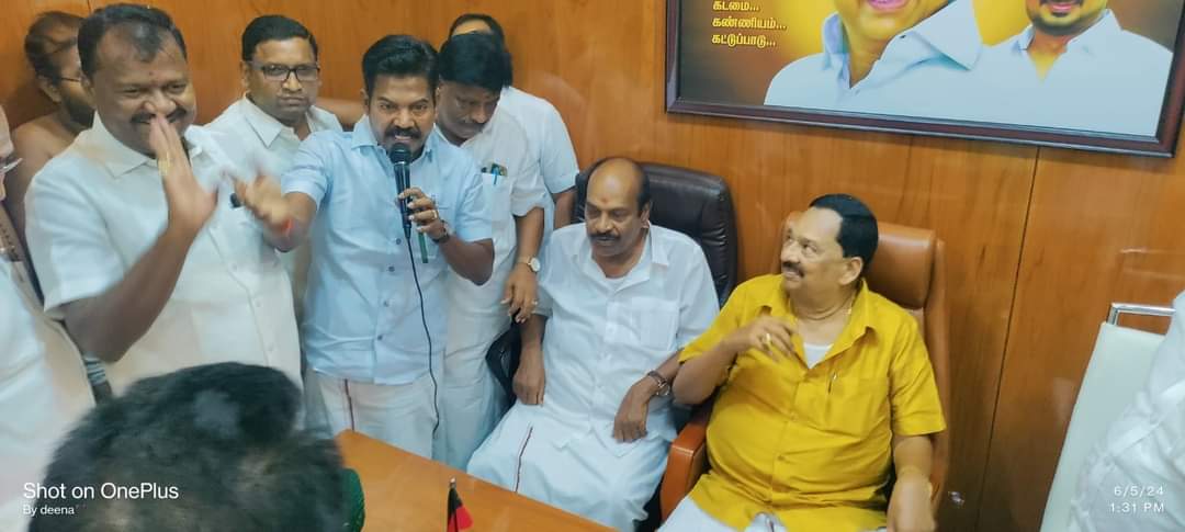 Jagathofficial's tweet photo. அரக்கோணம் நாடாளுமன்ற வெற்றி பெற்ற என்னை இன்று மாண்புமிகு அமைச்சர் 
@R_Gandhi_MLA அவர்களுடன் திருத்தணி தொகுதி நிர்வாகிகள் மற்றும் கூட்டணி கட்சி நிர்வாகிகளுக்கு திருவள்ளூர் மேற்கு மாவட்ட கழக அலுவலகத்தில் சந்தித்து நன்றி தெரிவித்தார்...
@ChandranDMK_ https://t.co/a3dVlBhC3o