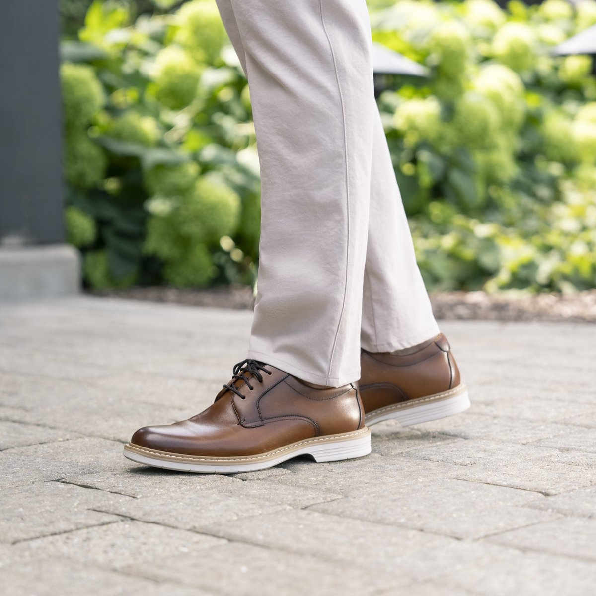 FlorsheimShoes's tweet photo. Our Norwalk is comfy on the feet and easy on the eyes.
#florsheim #plaintoe #oxford #summertime #mensfashion https://t.co/44NINLEWHG