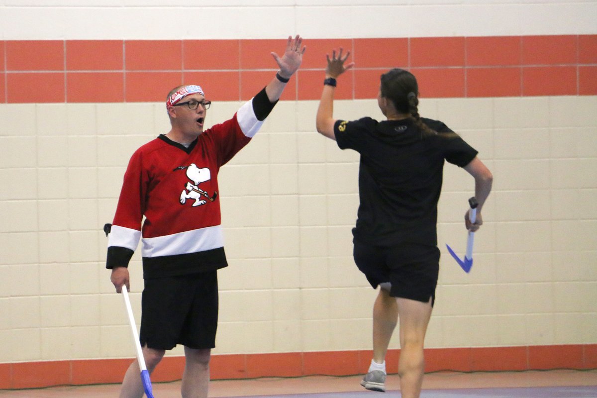 #PineBend celebró esta semana su juego anual de hockey entre el personal y el quinto grado. Los estudiantes que pasarán a la escuela secundaria el próximo año se enfrentaron a los maestros mientras el resto de la escuela los animaba