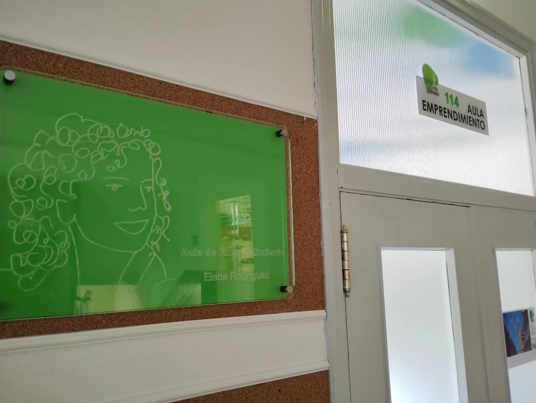 rio_tormes's tweet photo. Gracias Elena. El Aula de Emprendimiento "Elena Rodríguez" siempre será tu aula. Tu enorme trabajo y dedicación en este ámbito educativo siempre será recordado.
.
.
.
. Gracias @anasalamamca99 por la bonita imagen de Elena. https://t.co/8VuQ5VQmyb