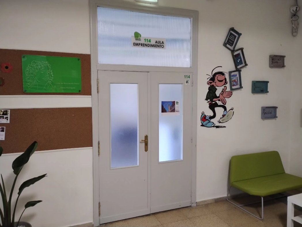 rio_tormes's tweet photo. Gracias Elena. El Aula de Emprendimiento "Elena Rodríguez" siempre será tu aula. Tu enorme trabajo y dedicación en este ámbito educativo siempre será recordado.
.
.
.
. Gracias @anasalamamca99 por la bonita imagen de Elena. https://t.co/8VuQ5VQmyb