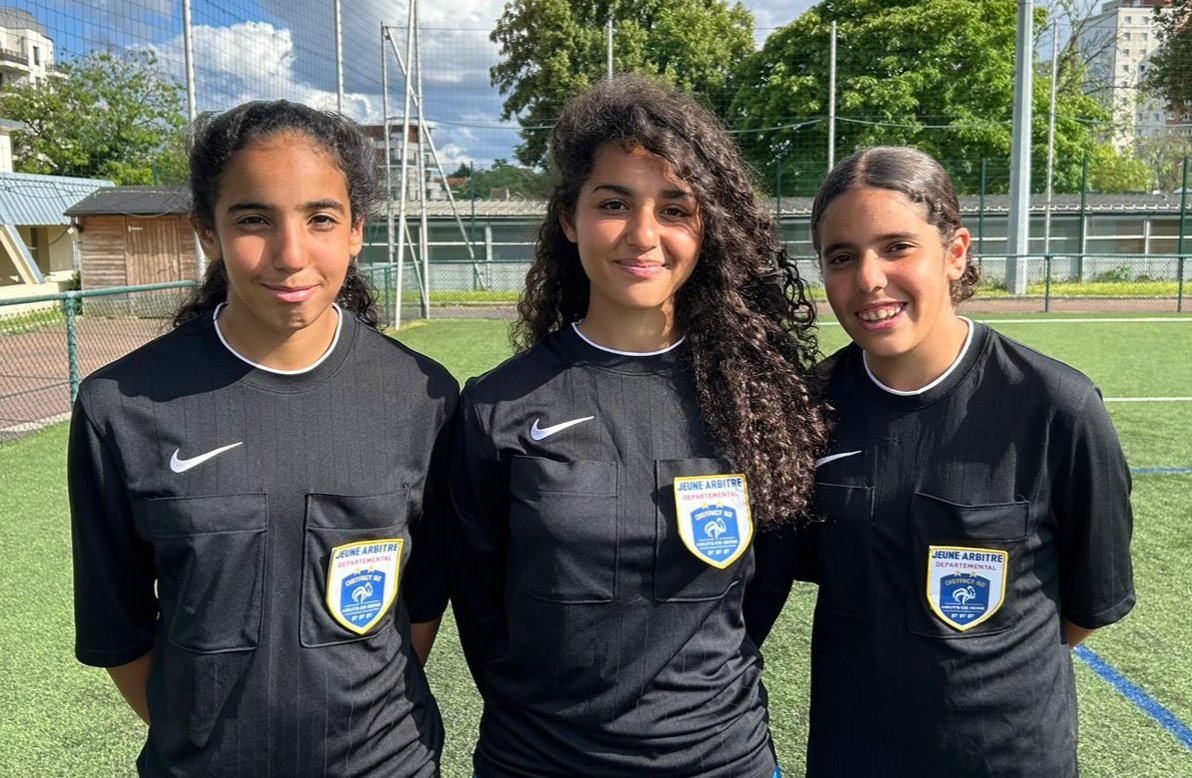 EJitiaux's tweet photo. 3 de nos très jeunes arbitres féminines #escolombienne @District_92 , suite à l'invitation de @gpe_madewis pour leur tournoi #madewisCUP ont exercés leurs talents pendant 2 jours dans le sud de la France...très belle prestations. @FFF @LPIFF75 https://t.co/lVuC7lkJMK